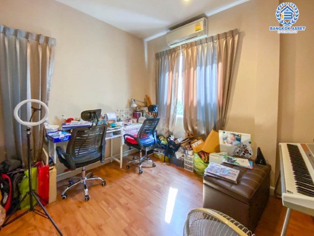 *****บ้านเดี่ยวมือสองย่านนนทบุรี ม.บางกอกบูเลอวาร์ด รามอินทรา3 บนเนื้อที่ 60.2 ตร.ว. ฟังก์ชัน 4 ห้องนอน 4 ห้องน้ำ 2 ที่จอดรถ บ้านสวยสภาพพร้อมอยู่ แถมฟรีเครื่องปรับอากาศ 8 เครื่อง บนทำเลเชื่อมต่อทุกการเดินทาง ใกล้รถไฟฟ้าสายสีชมพู "รามอินทรา" และทางด่วน "รามอินทรา"